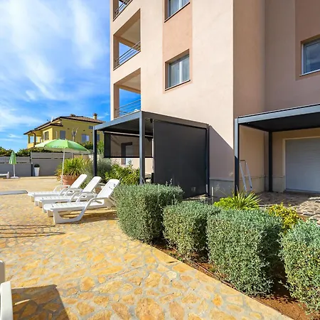 Stancija Amorozo 5 Ap 2 アパート ポレッチ